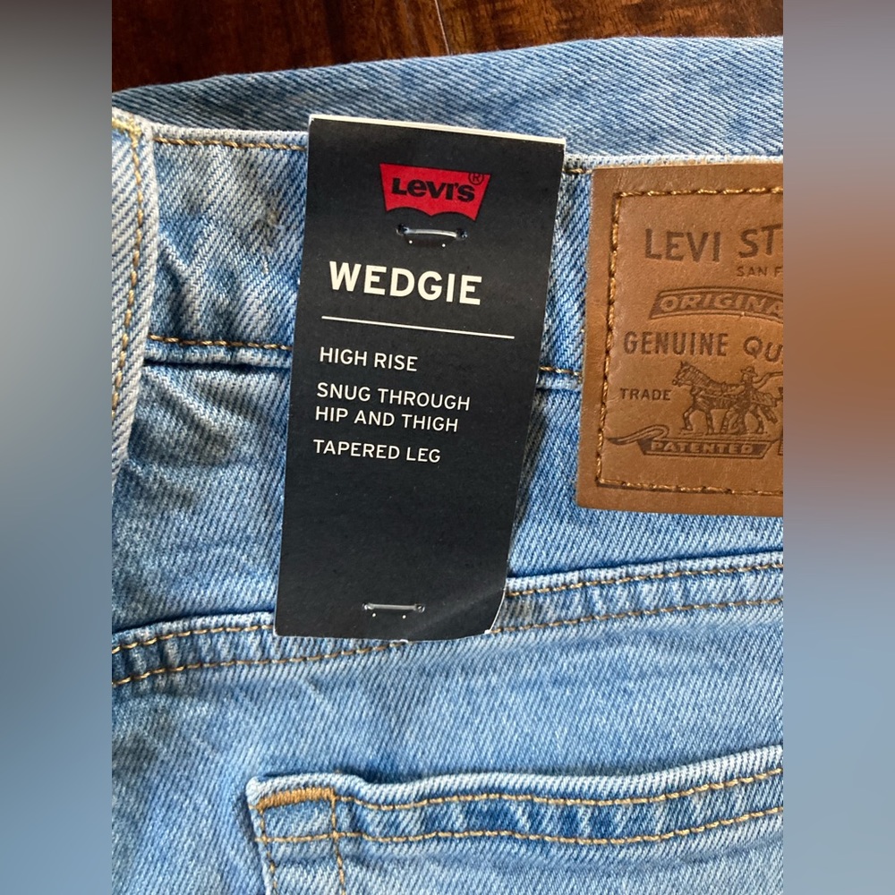 Women’s NWT Levi’s wedgie fit jeans size 26